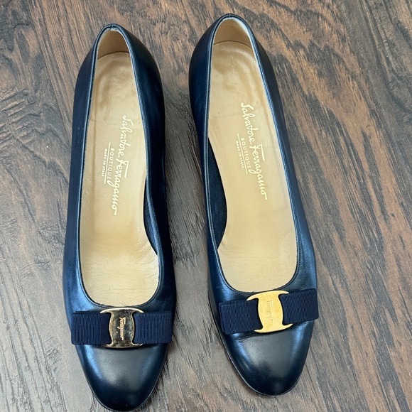 Salvatore Ferragamo Vintage Navy Leather Flats with Gold Accent, Sz 9.5, EUC - Picture 2 of 10